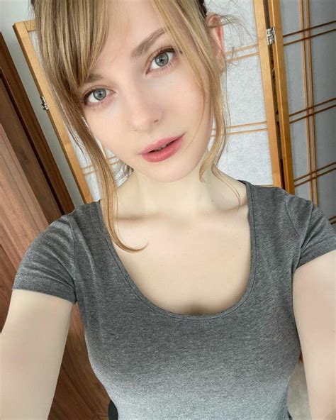 Why doesnt Ella Freya take pictures with her fans : r/EllaFreya